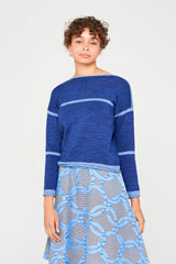 Femme portant un pull en laine merinos extrafine bleu orage.