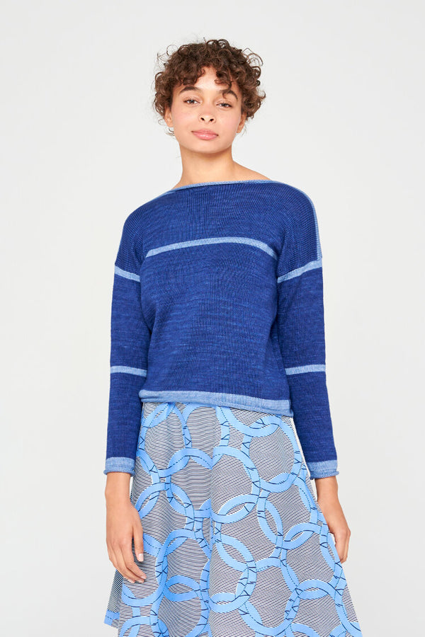 Femme portant un pull en laine merinos extrafine bleu orage.