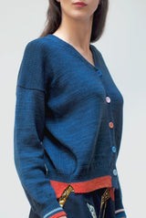 Cardigan en laine merinos bleu marine avec boutons colorés