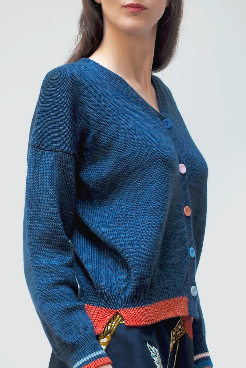 Cardigan en laine merinos bleu marine avec boutons colorés